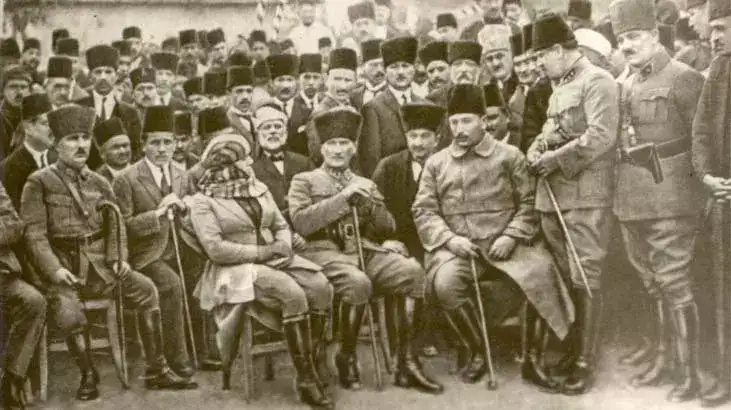 Türkiye Cumhuriyeti'nin Kurucusu ve İlk Cumhurbaşkanı Atatürk