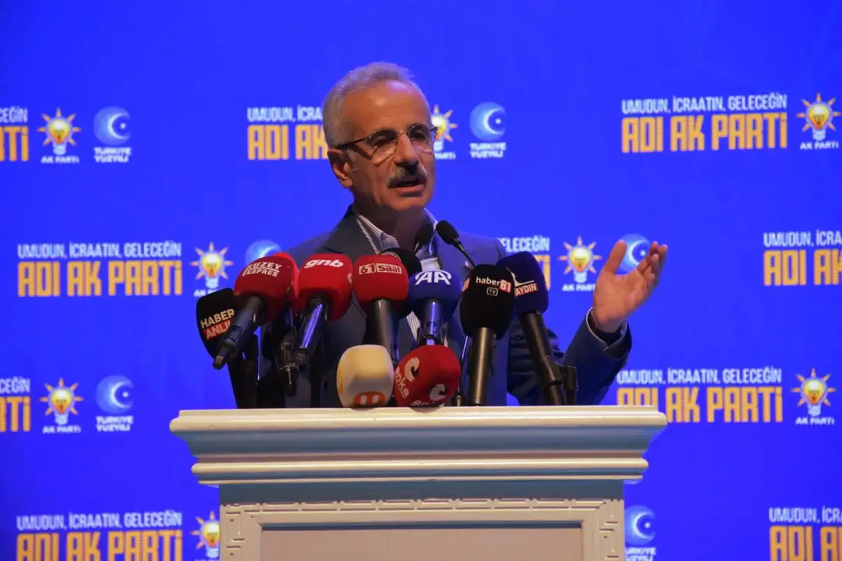 Ulaştırma ve Altyapı Bakanı Uraloğlu, Trabzon'da partisinin il danışma toplantısında konuştu: